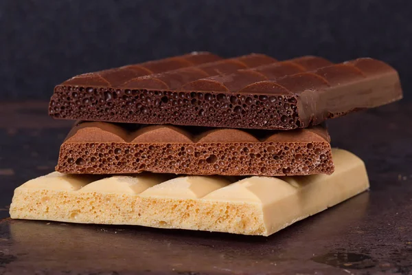 Leche, barras de chocolate oscuras y blancas — Foto de Stock