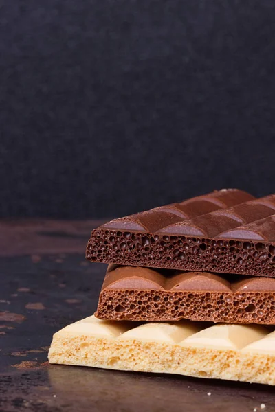 Leche, barras de chocolate oscuras y blancas —  Fotos de Stock