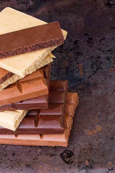 Leche, barras de chocolate oscuras y blancas —  Fotos de Stock