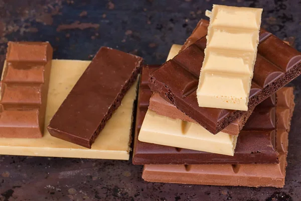 Leche, barras de chocolate oscuras y blancas — Foto de Stock