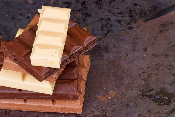 Leche, barras de chocolate oscuras y blancas — Foto de Stock