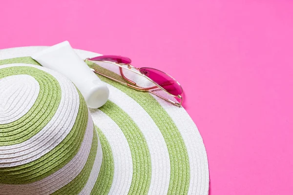 Szalma kalap és naptej krém cső — Stock Fotó