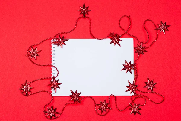 Decoraciones navideñas y cuaderno —  Fotos de Stock