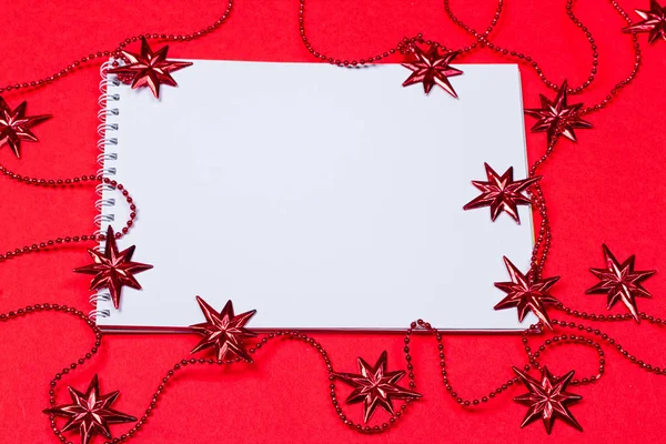 Decoraciones navideñas y cuaderno —  Fotos de Stock