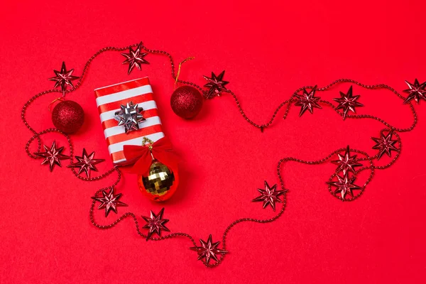 Jul röd bakgrund med gåva och dekoration — Stockfoto