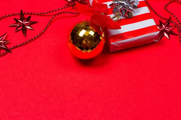 Kerstmis rode achtergrond met cadeau en decoratie — Stockfoto