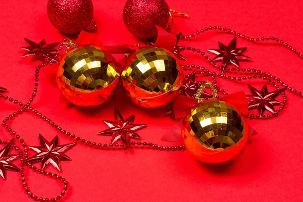 Natal fundo vermelho com presente e decoração — Fotografia de Stock