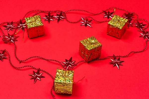 Jul röd bakgrund med gåva och dekoration — Stockfoto