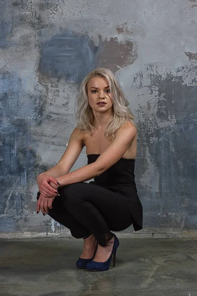 Porträt eines Mädchens mit langen Haaren in Jugendkleidung — Stockfoto