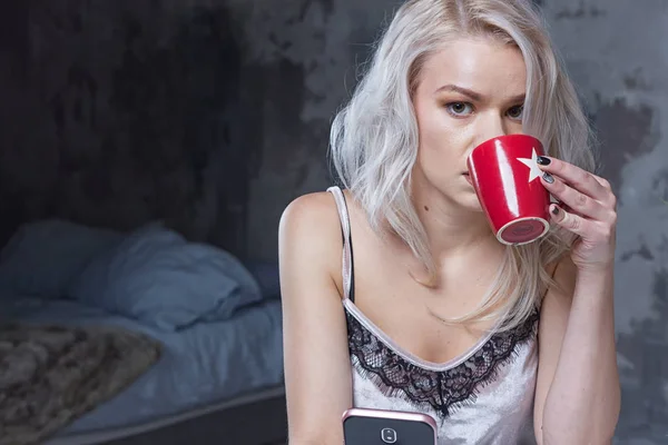 Mujer tomando café por la mañana — Foto de Stock