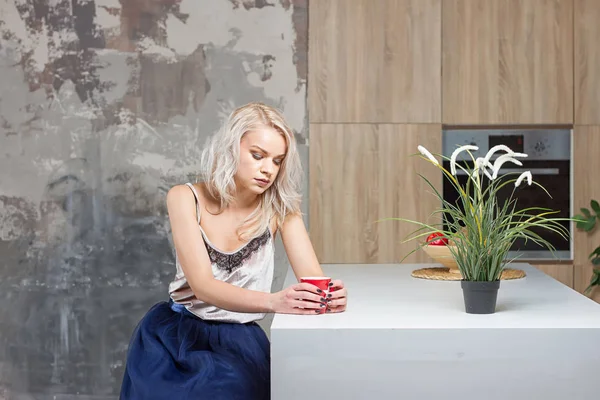 Frau trinkt am Morgen Kaffee — Stockfoto