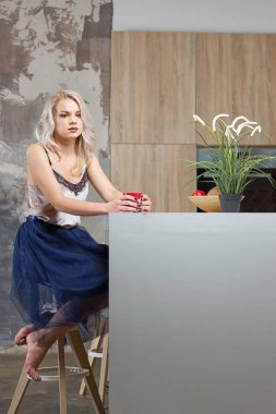 Sabahları kahve içen kadın.