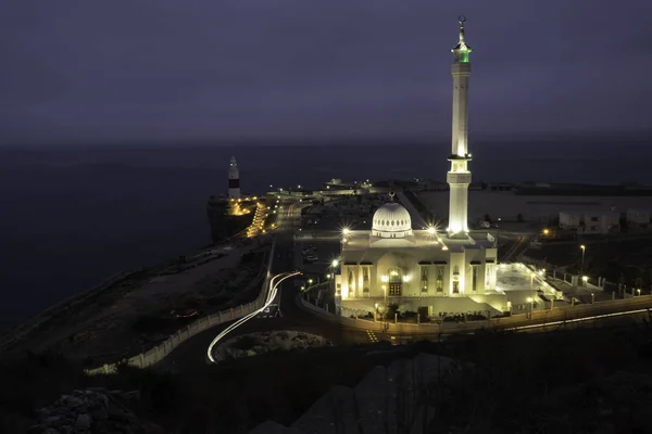 Photograph taken to capture the lighthouse and the mosque — Stock Photo, Image