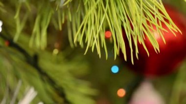 Noel top ve Noel ağacı. Dekorasyon. Parlak led ışıkları