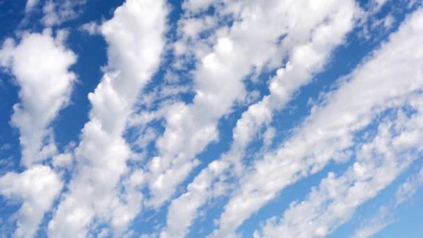 El lapso de tiempo. Hermoso paisaje nublado con grandes nubes de construcción — Vídeos de Stock