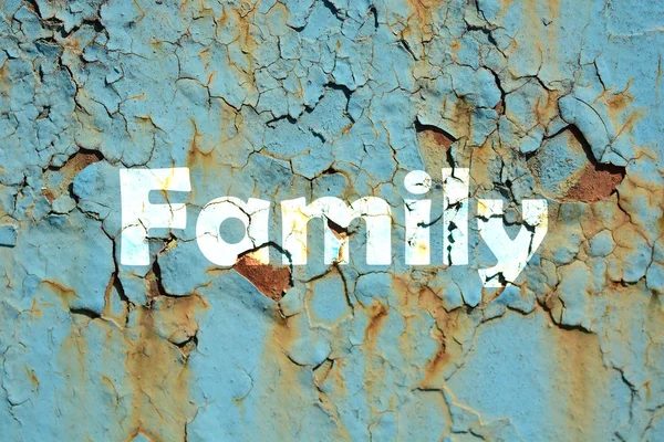 Familjen word print på rostiga metallen korrugerade metall bakgrund — Stockfoto