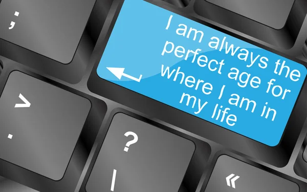 Sono sempre l'età perfetta per dove mi trovo nella mia vita. Tasti tastiera del computer. Citazione motivazionale ispiratrice . — Foto Stock