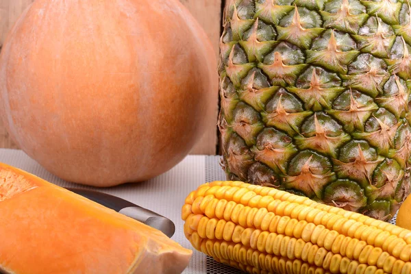 Recogida de frutas y hortalizas. Piña, maíz, calabaza, naranja — Foto de Stock