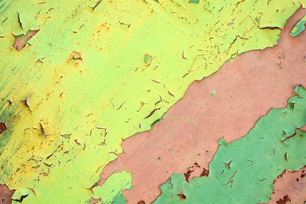 Groene metalen textuur met patches van roest staal op het oppervlak, genomen buiten — Stockfoto