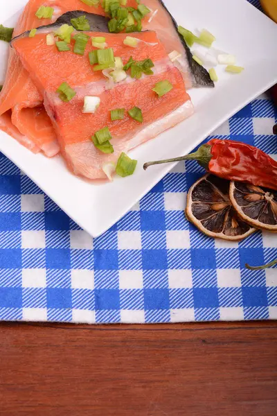 Filetto di salmone fresco su piatto bianco. pepe rosso, cannella e limone — Foto Stock