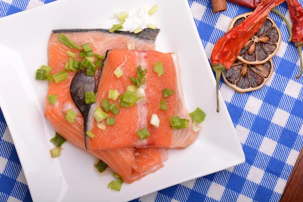 Filetto di salmone fresco su piatto bianco. pepe rosso, cannella e limone — Foto Stock