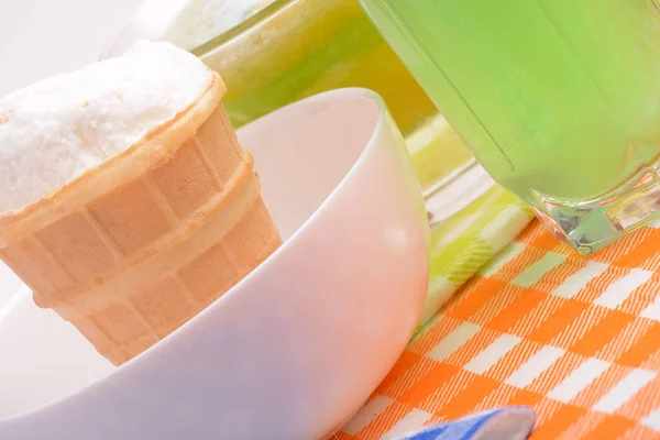 Vanilková zmrzlina v misce domácí organických produktů. Zelený džus — Stock fotografie