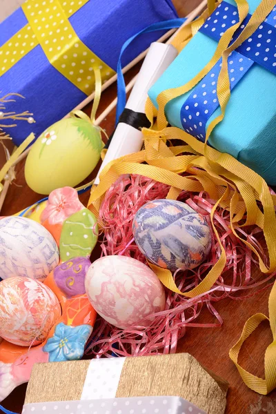 Arrangement of Gift Boxes in Wrapping Paper with Checkered Ribbons and Decorated Easter Eggs — Stock Photo, Image