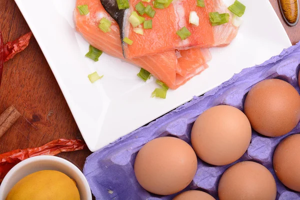 Fresh salmon fillet on white plate. red pepper, cinnamon and lemon — Stock Photo, Image