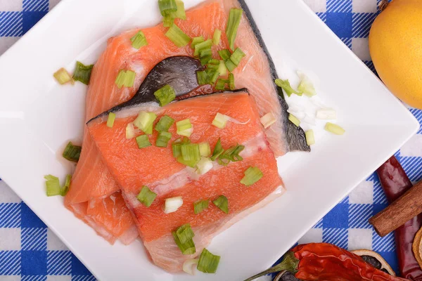 Filete de salmón fresco en plato blanco. pimiento rojo, canela y limón — Foto de Stock