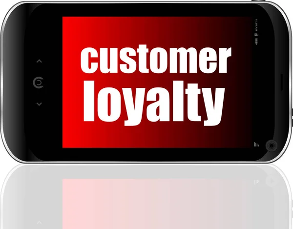 Concepto publicitario. Smartphone con texto Fidelidad del cliente en pantalla — Foto de Stock