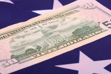 Amerikan bayrağının önünde 50 dolarlık banknot