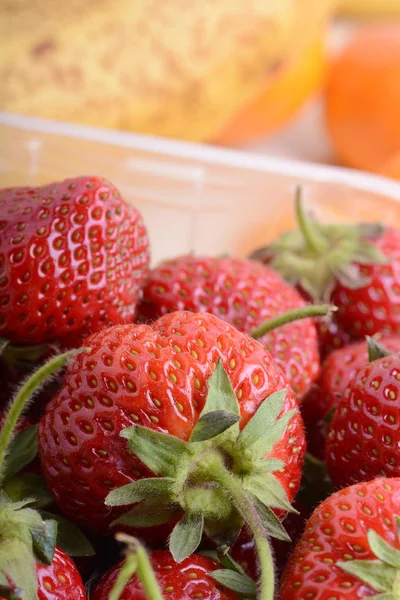 Dettaglio primo piano di una fragola rossa fresca con foglie — Foto Stock