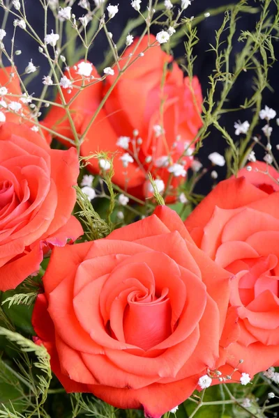 Buquê de luxo feito de rosas vermelhas na loja de flores Valentines Bouquet de rosas vermelhas — Fotografia de Stock