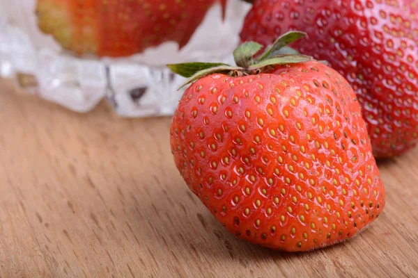 Detailaufnahme einer frischen roten Erdbeere mit Blättern — Stockfoto