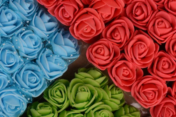 Samenstelling van de bloemen. Frame gemaakt van kunstbloemen achtergrond — Stockfoto
