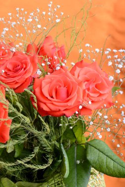 Çiçekçi dükkanında kırmızı güllerden yapılmış lüks buket. Sevgililer Günü için kırmızı gül buketi.