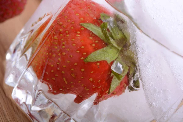 Sommer-Dessert. frische Erdbeeren und Eis aus nächster Nähe — Stockfoto