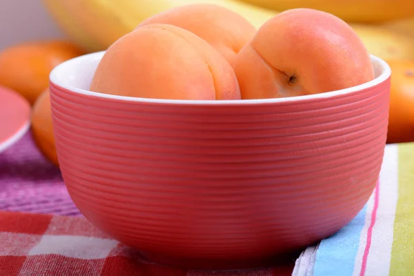 Abricots entiers mûrs frais. Ferme là. Concept alimentaire — Photo