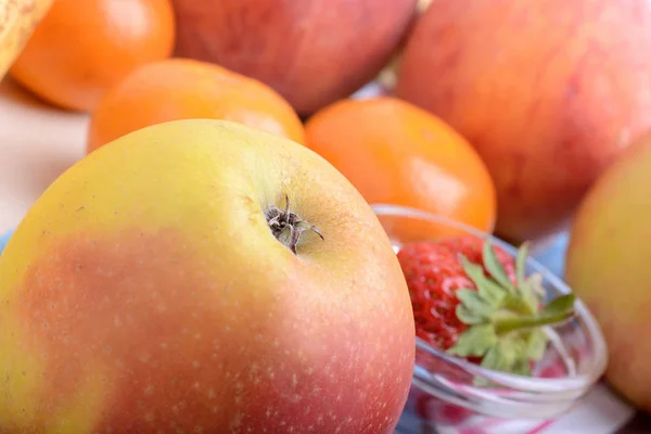 Duże soczyste czerwone dojrzałego jabłka i truskawki — Zdjęcie stockowe