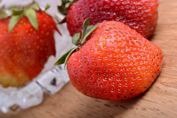 Reife rote Erdbeeren auf Holztisch aus nächster Nähe — Stockfoto
