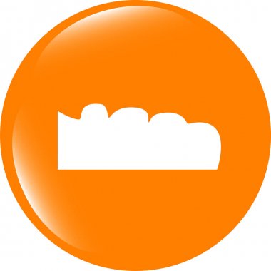 Beyaz arkaplanda izole edilmiş parlak web simgesi üzerindeki dağ