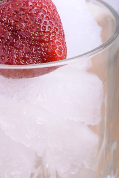 Morango congelado em cubo de gelo, conceito de alimento saudável — Fotografia de Stock