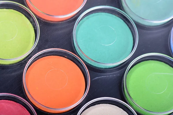 Paint pots in assorted colors. close up on wooden plate — Stock Photo, Image