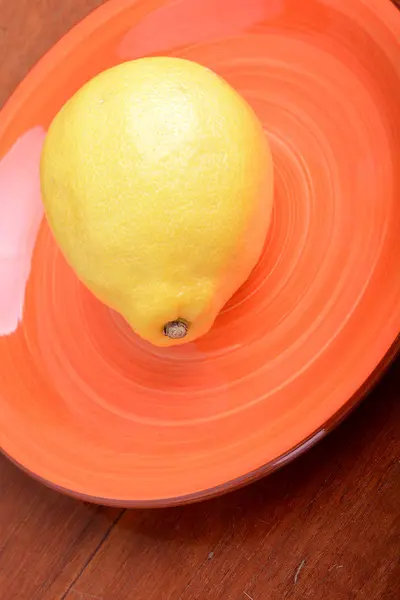 Fresh big natural lemon without leaves on a plate — Stock Photo, Image