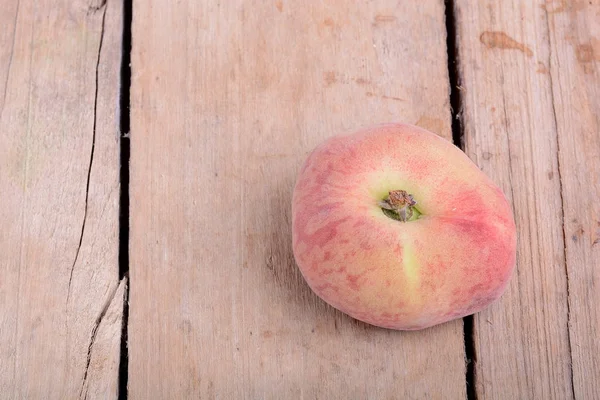 Fruit nectarine sur vieux fond plat en bois gros plan — Photo