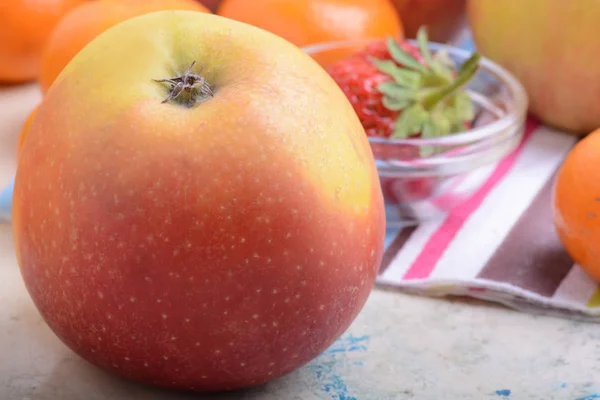 Stora saftiga röda mogna äpplen och jordgubbar — Stockfoto