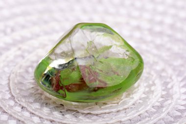 doğal mineral taş - yeşil zümrüt dioptase taş beyaz arka plan üzerinde makro çekim