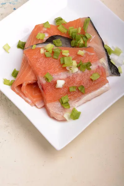 Filete de salmón fresco de cerca en el plato blanco. vista superior — Foto de Stock