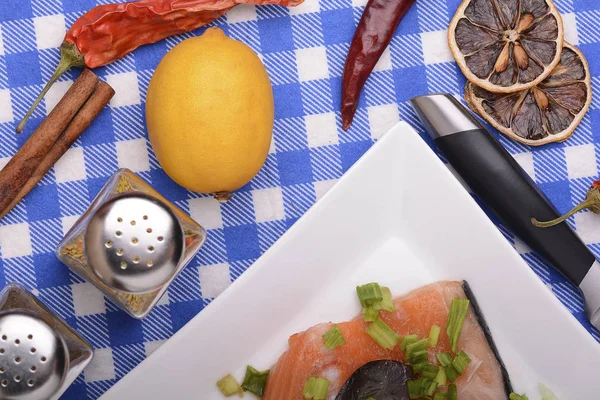 Filet de saumon frais près sur une assiette blanche. oeufs, cannelle, poivron rouge et citron , — Photo