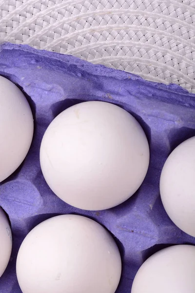 Close-up van kippeneieren, blauwe pakket met eieren, eieren in oude lade — Stockfoto